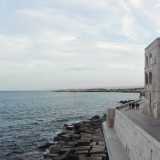 Saliamo sulla struttura e da qui si svela davanti ai nostri occhi un panorama sorprendente: le casette del centro storico, tutte rimesse a nuovo, si affacciano sulla muraglia e hanno di fronte solo ed esclusivamente la grande distesa blu del mare